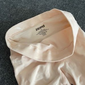 SKIMS Sculpting Mid Thigh Shorts-never worn